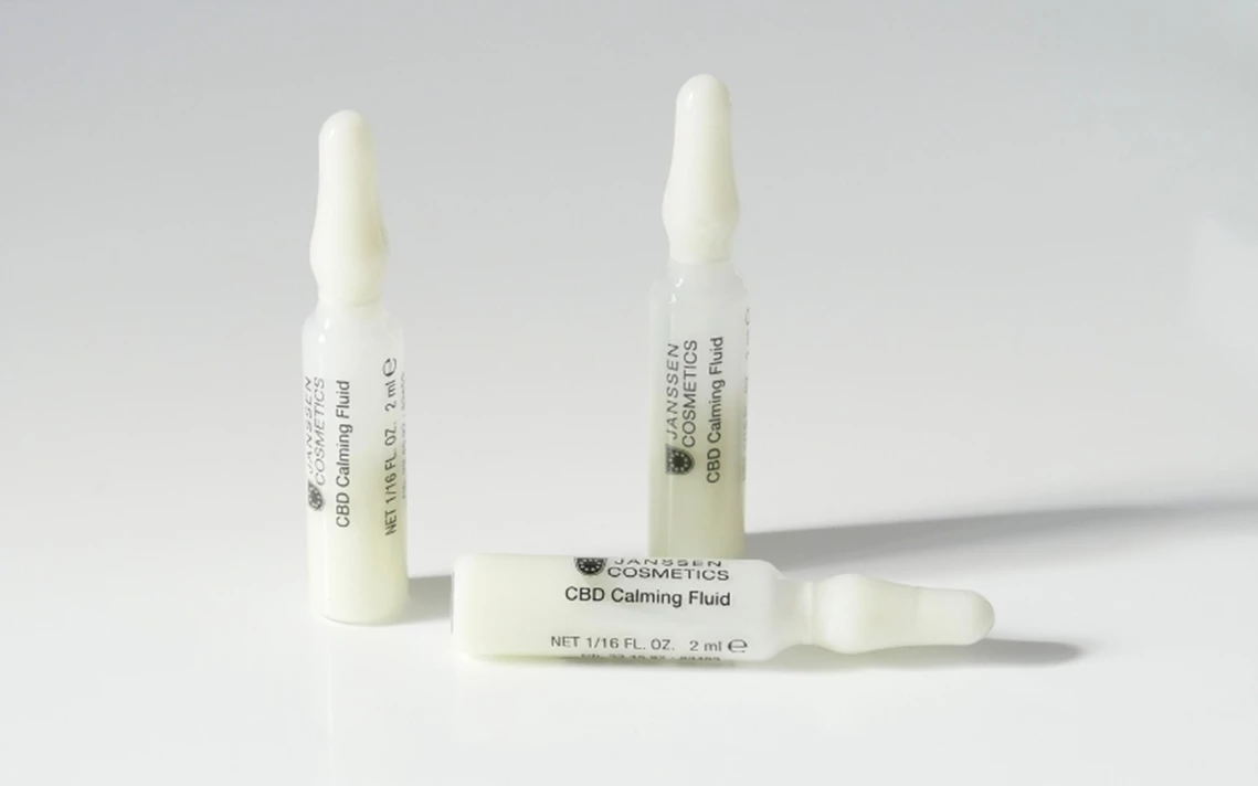 Trois ampoules de CBD Calming Fluid de Janssen Cosmetics